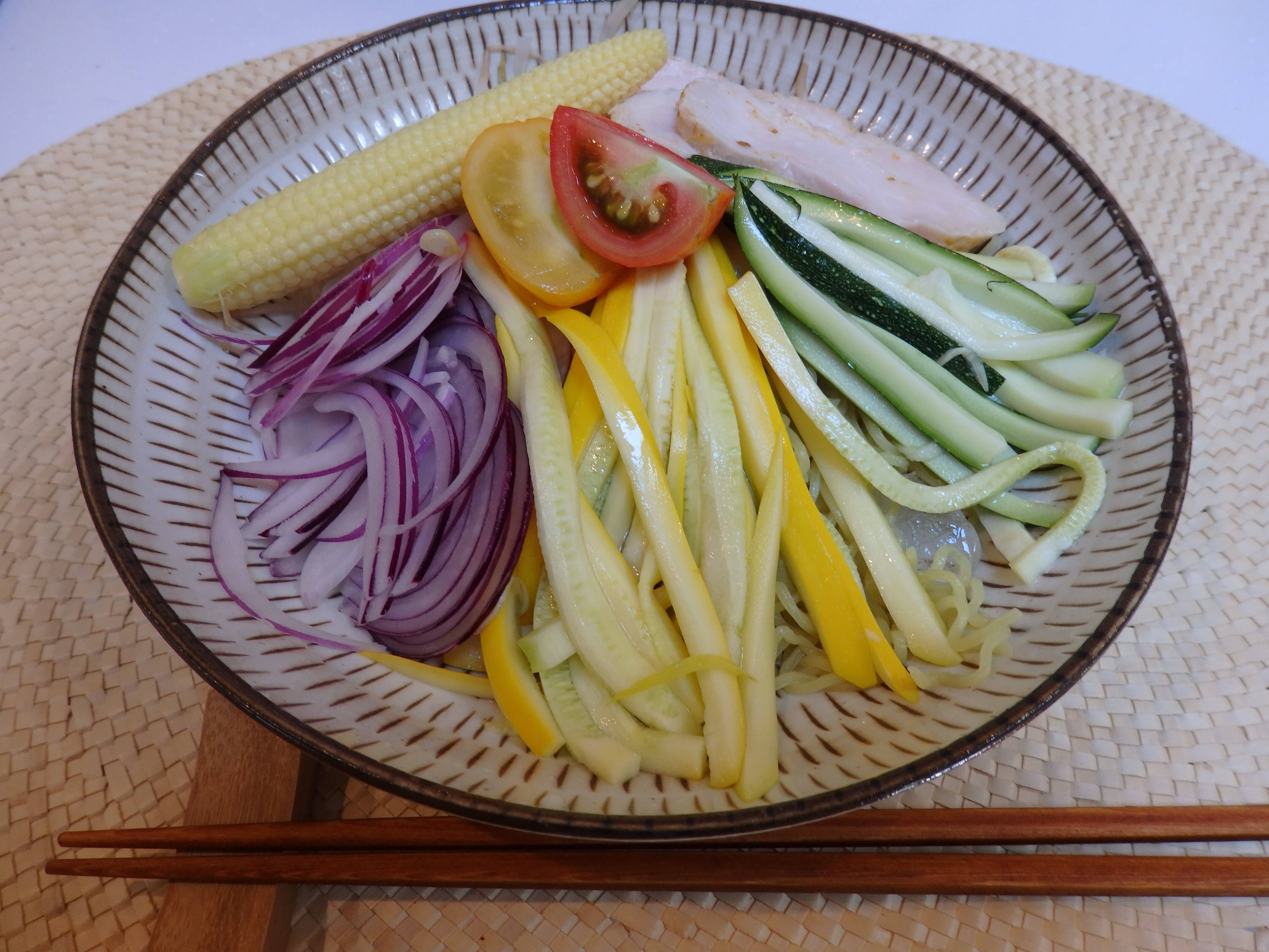 ズッキーニと赤玉ねぎで野菜たっぷりヘルシー冷麺