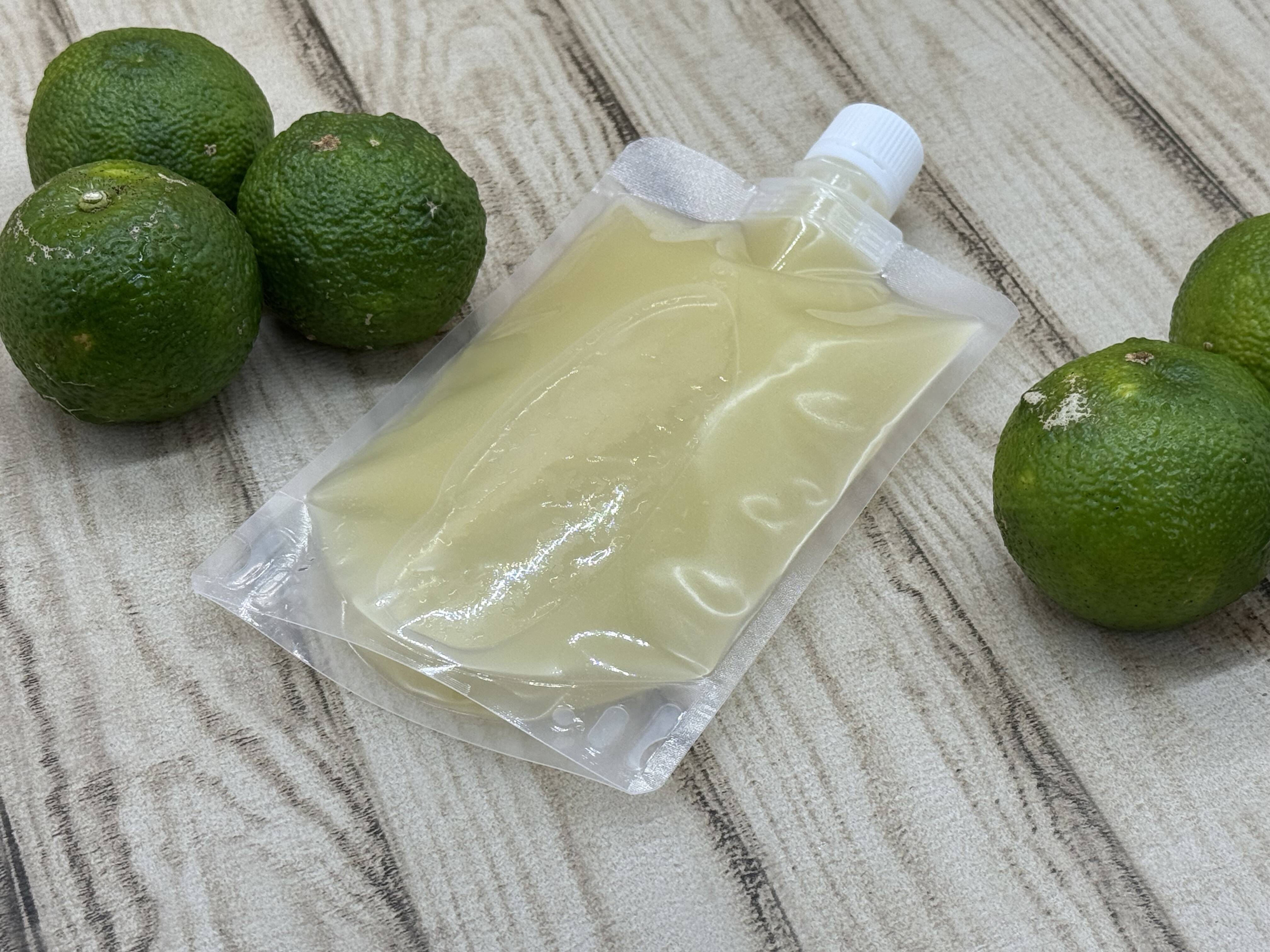 ふれあい農園の柚子果汁　無添加　栽培期間農薬不使用　720ml6本入り 農薬・化学肥料不使用栽培の木頭柚子（青ゆず） 1kg（約12個