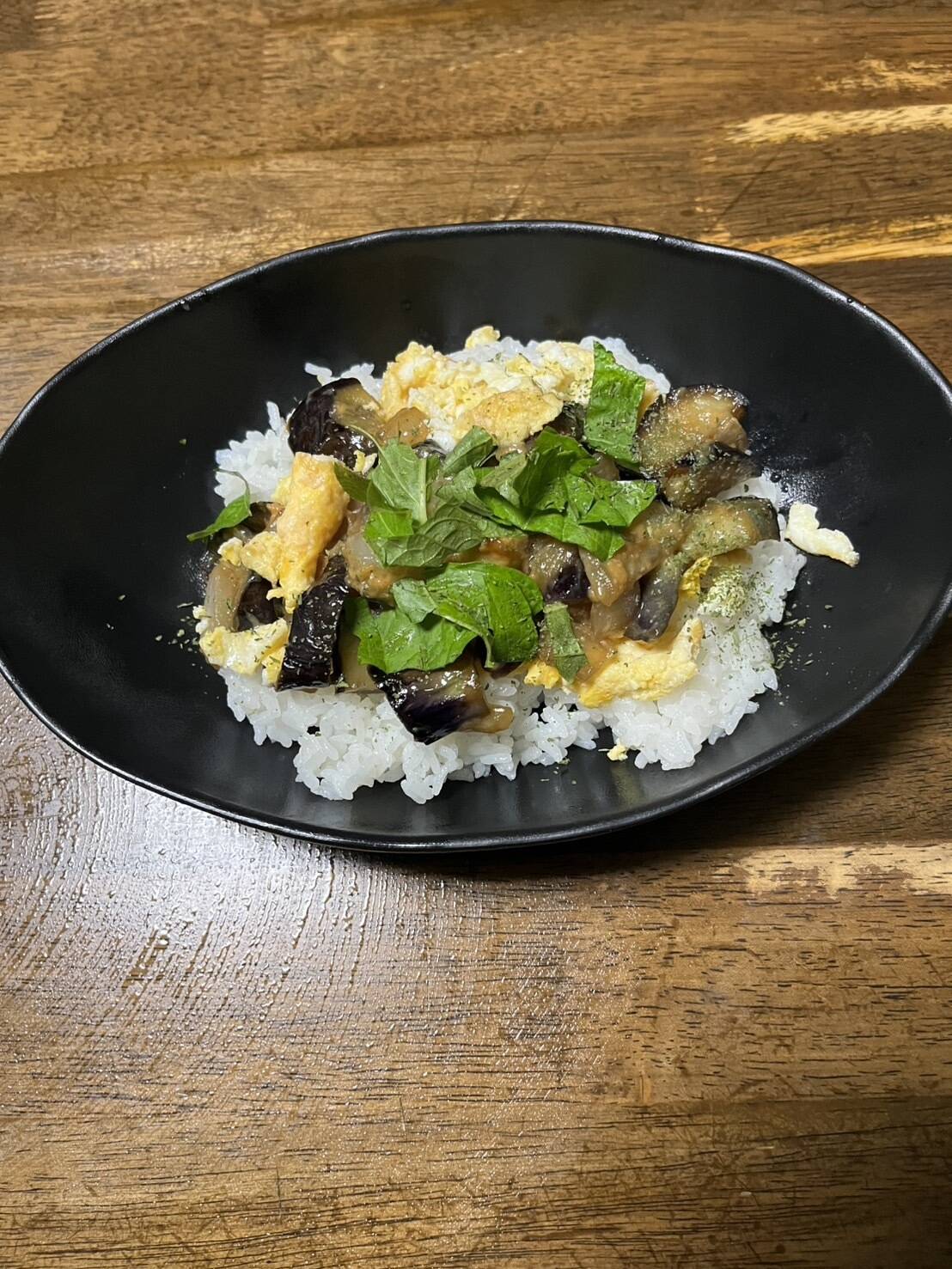 じゅわっとジューシー！玉ねぎとナスの炒り卵丼