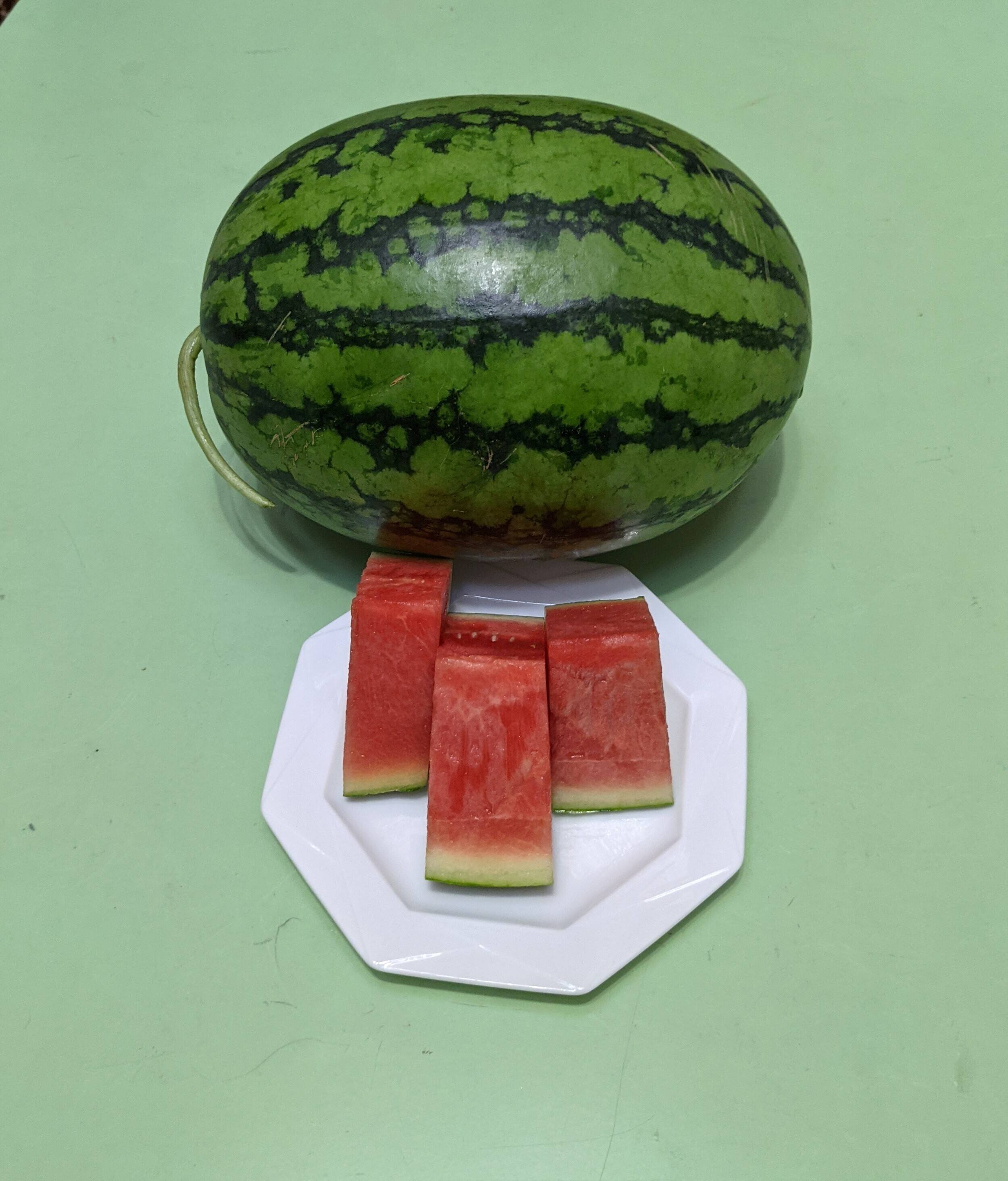 自宅用スイカ1玉＋野菜旬セット5品目を80ｻｲｽﾞ箱に詰め合せてお届けし