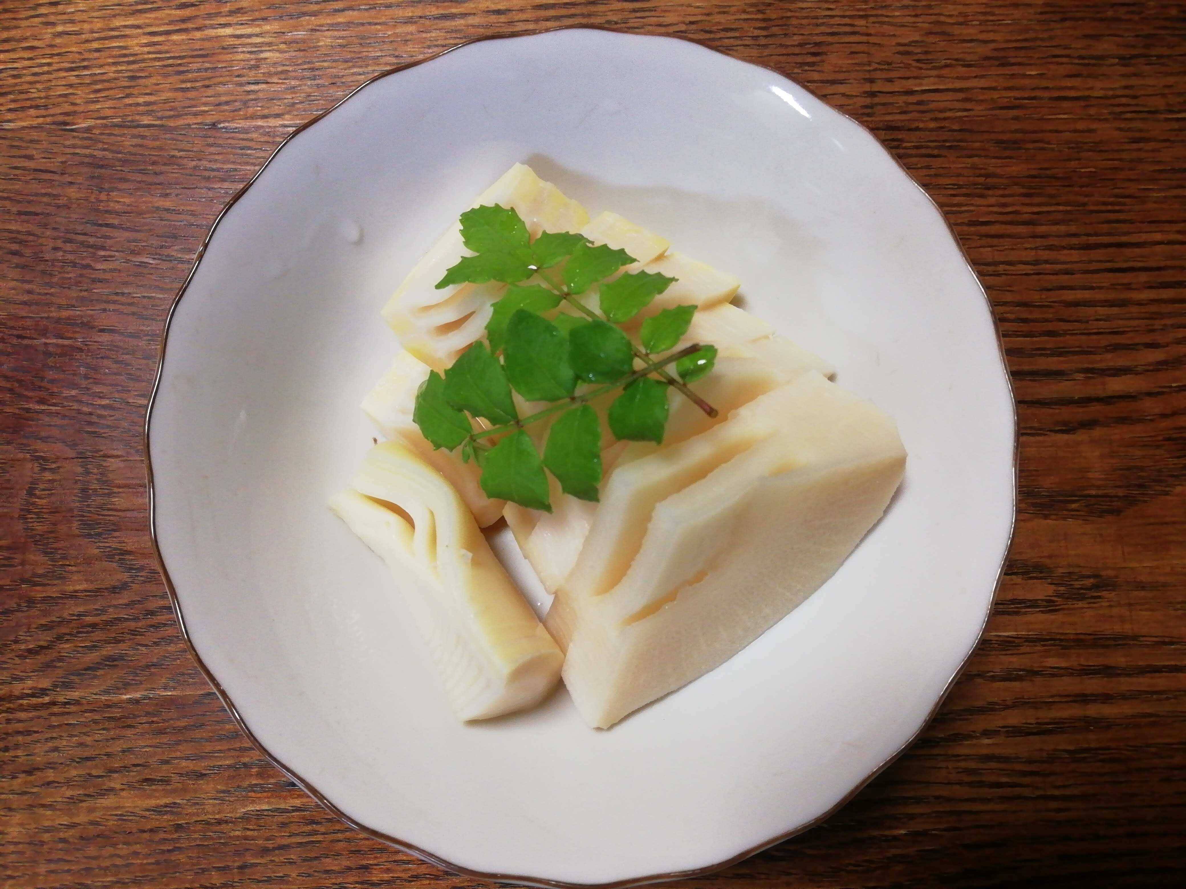 今日は、タケノコの刺身に、木の芽を添えていただきました｜食べチョク