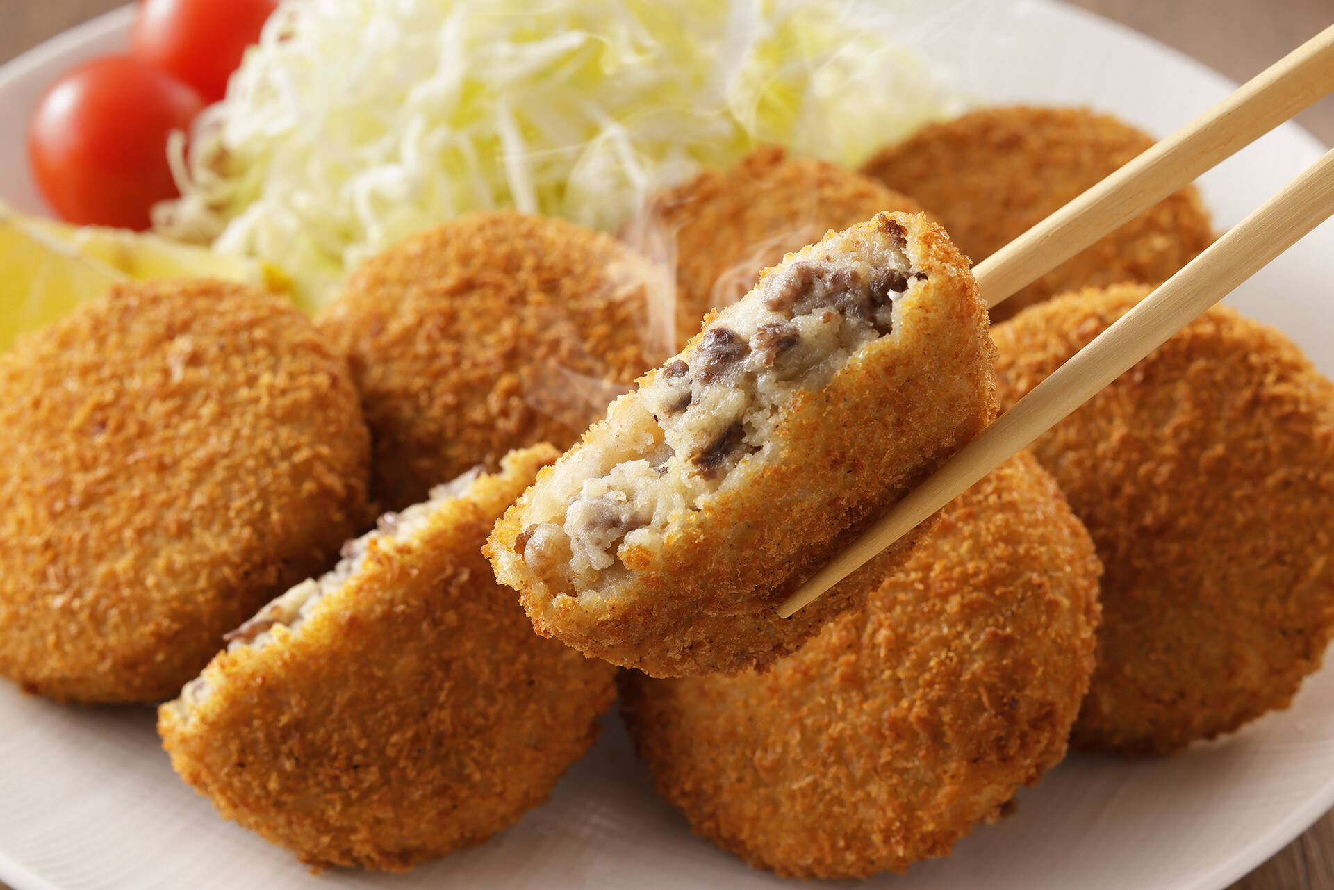 加藤さんが丹精込めて育てたじゃがいもと十勝ハーブ牛の美味しさが