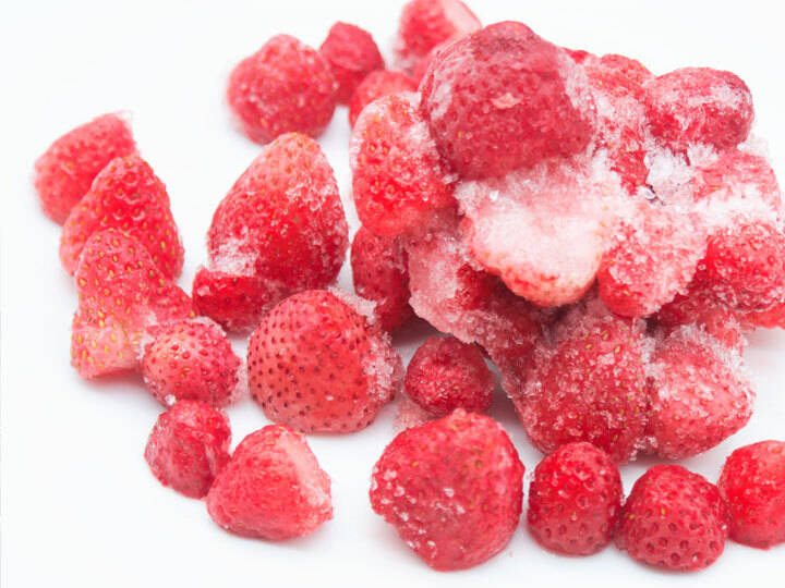 スムージーやジャムにはもちろんスイーツ作りにも！便利な冷凍イチゴ  