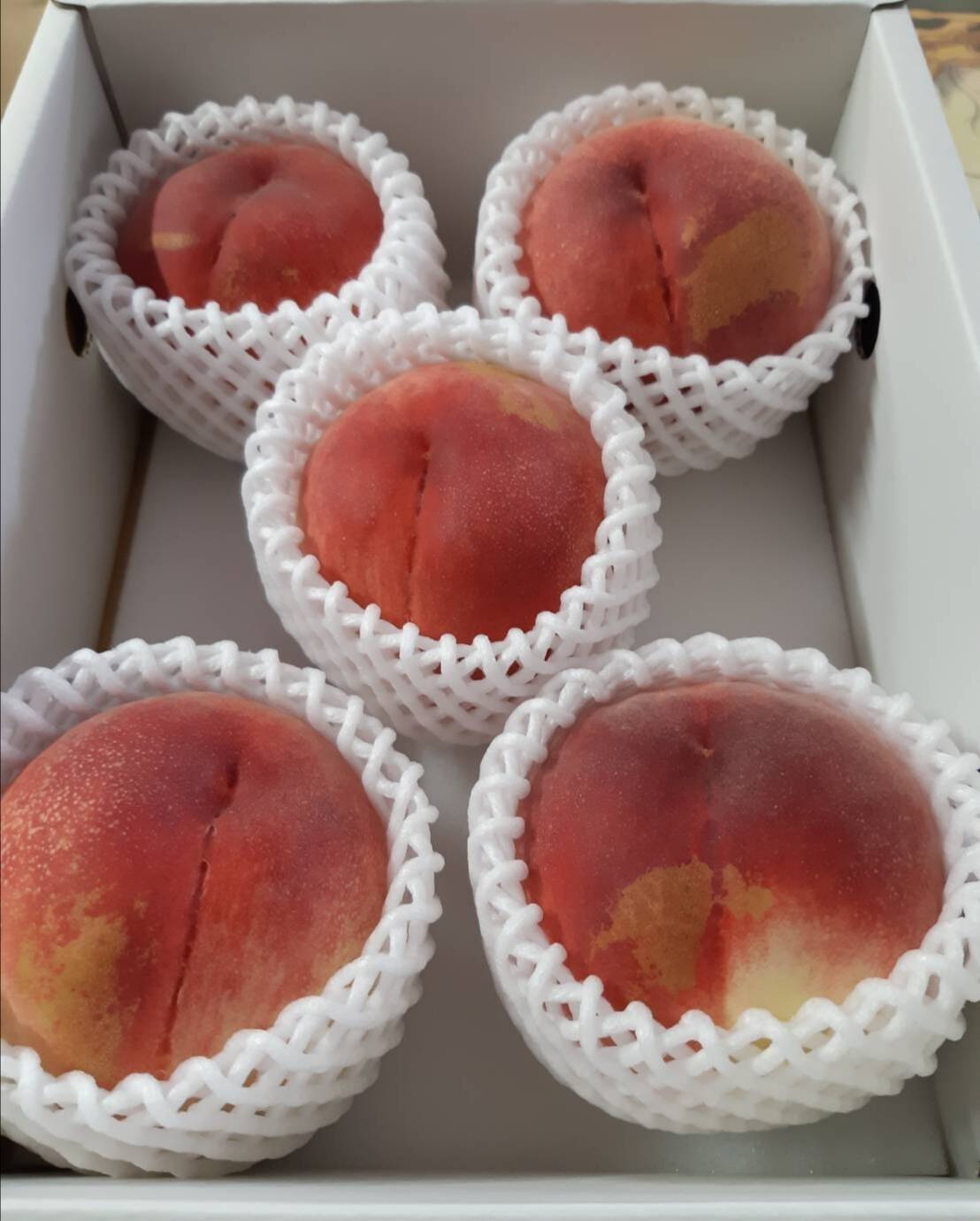 山梨の甘い桃　かなりデカイ超特大　2キロ箱に5個詰め発送　川中島白桃　あと僅か