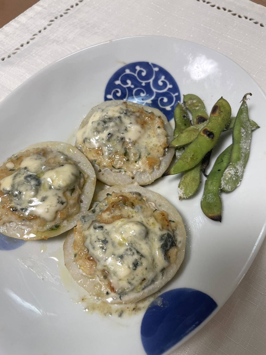 バジルが決め手！蓮根と鶏ひき肉のオリーブオイル焼き！