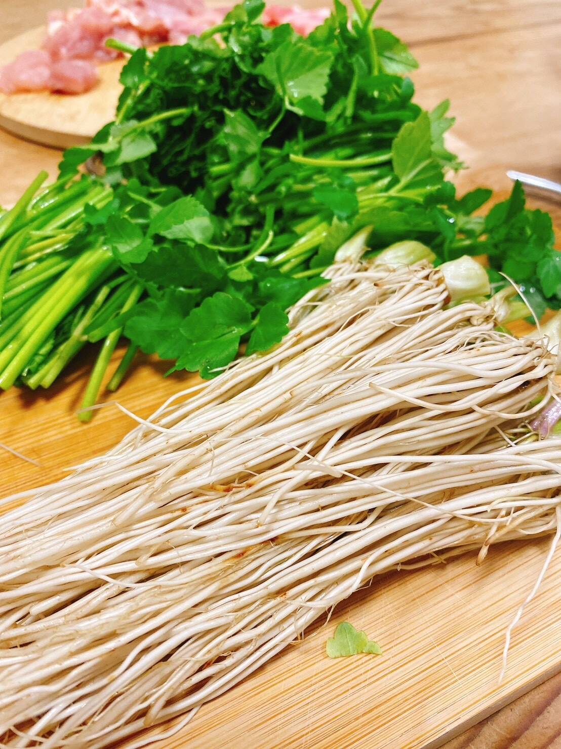 根っこが主役！湯沢市産『三関せり』1kg：秋田県産のその他茎野菜