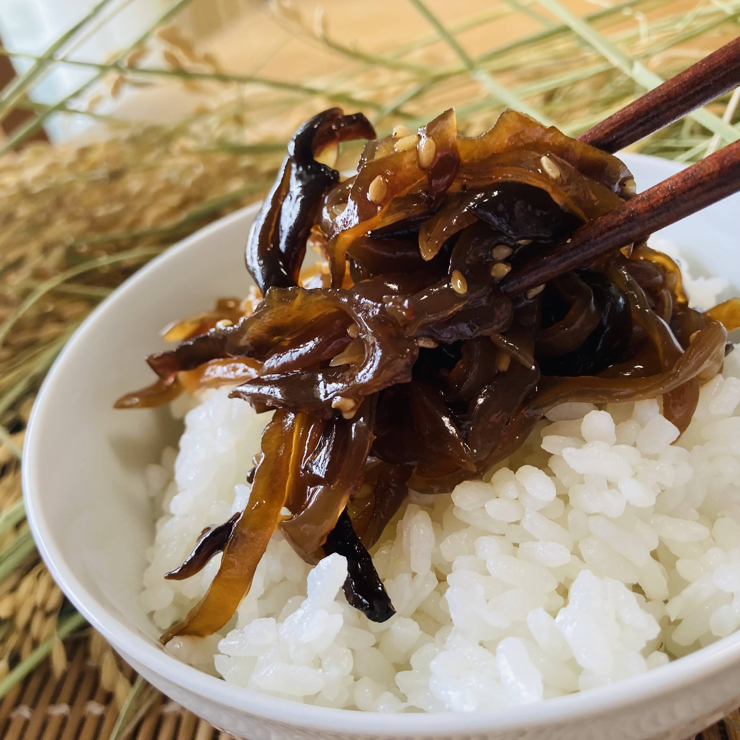 高知のきくらげ農家佃煮シリーズ』「きくらげ金平（佃煮）100g×3袋セット」東京神楽坂料亭「斗南」監修！。胡麻とごま油の香り、白と黒、木耳の食感がご飯に最高。※配送日時指定不可全国一律360円：高知県産の野菜｜食べチョク｜産地直送(産直)お取り寄せ通販  - 農家 ...