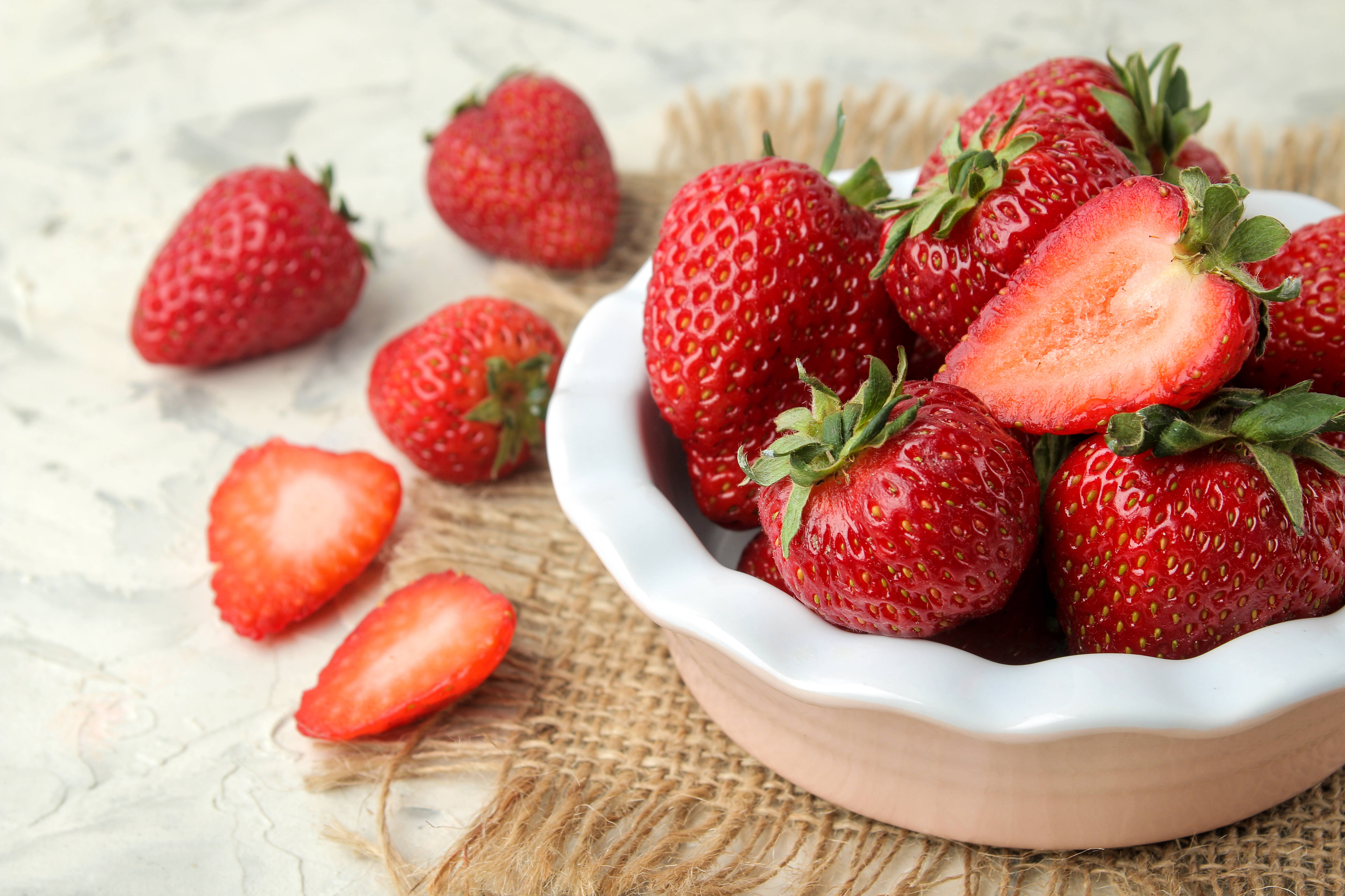 🍴 Tabe Choku｜Do you know “Amarin”, a rare strawberry with extremely sweet taste? "Amarin" is an original strawberry variety from Saitama Prefecture. As the name suggests, it is sweet...