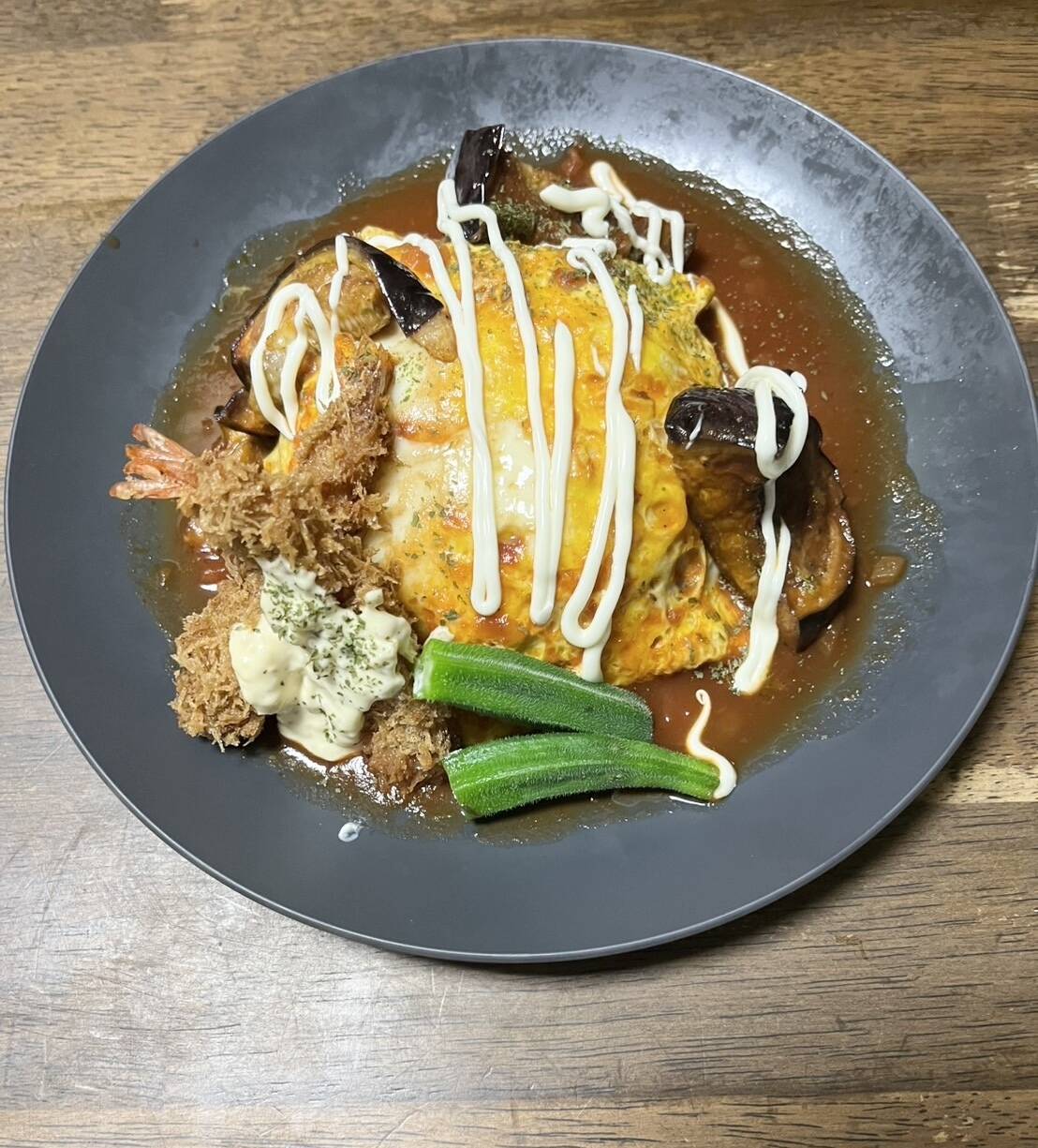 贅沢ごちそう！夏野菜とエビフライのトマトソースオムライス