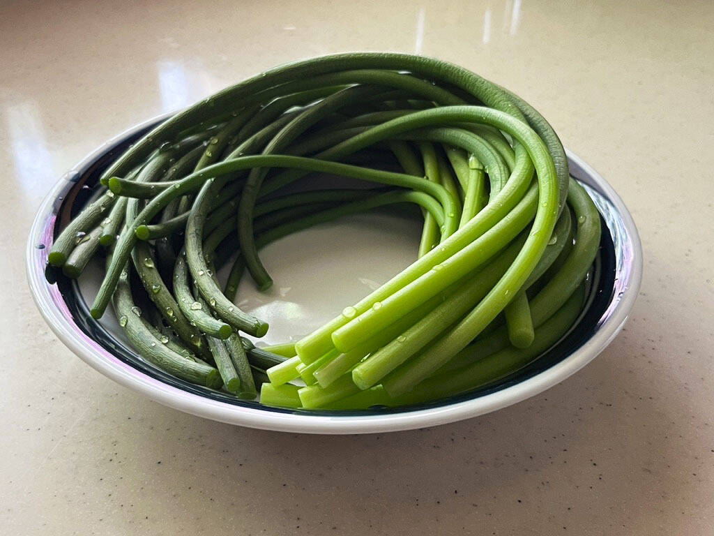 農薬不使用】お得！ 希少なニンニクの芽1kg！ ニンニクのおまけ付き
