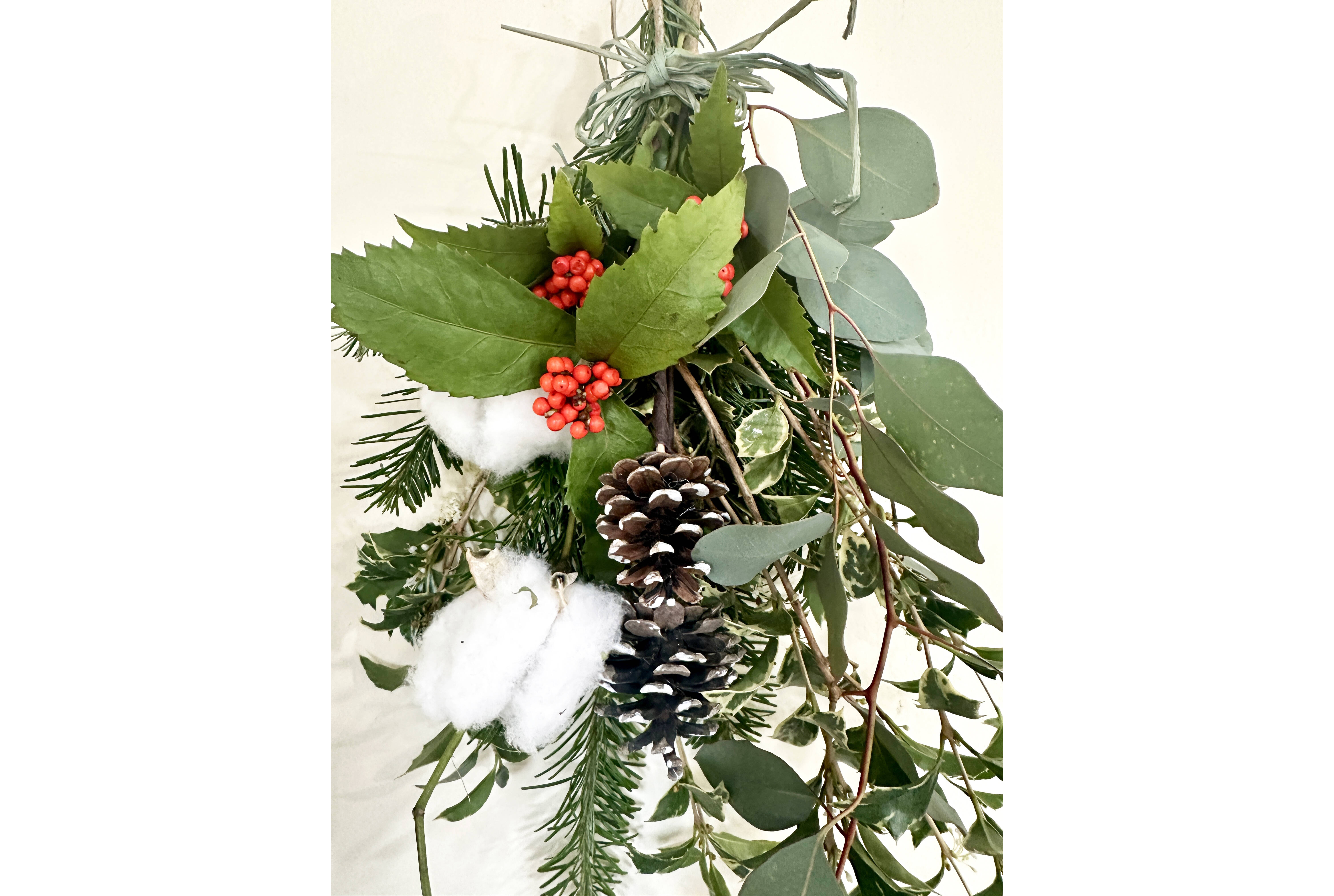 綿花と野バラの実を針葉樹と束ねた冬に飾る　クリスマス　スワッグ クリスマス用スワッグ】飾るだけでお部屋が一気に“クリスマス仕様”に