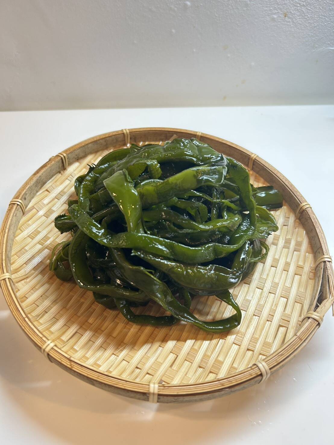 食卓に一品！】ぷりっぷり！日本海産 天然塩蔵茎わかめ（300g×5入り