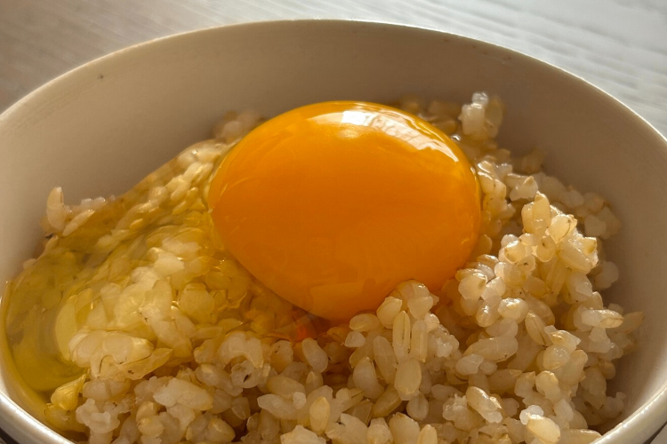 トウモロコシ不使用・こだわりの発酵飼料を食べた『あずさ』の平飼い卵