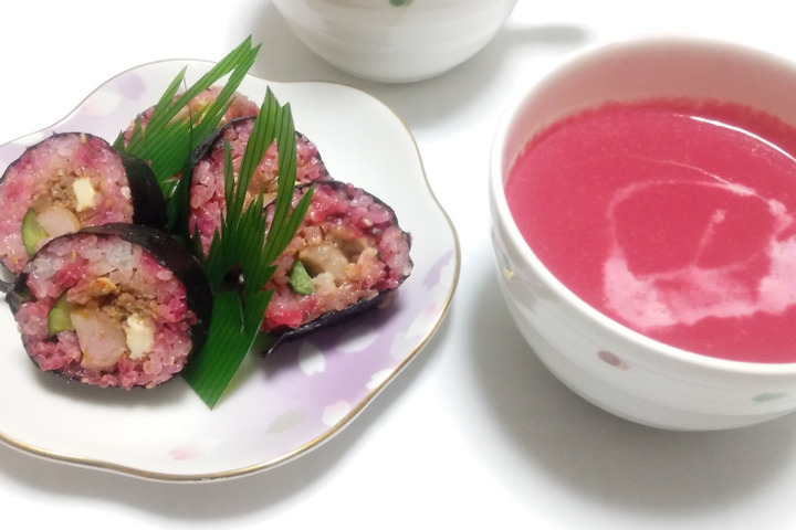 韓国海苔巻き　キンパ（ビーツ入り）、ピンクのポタージュスープ