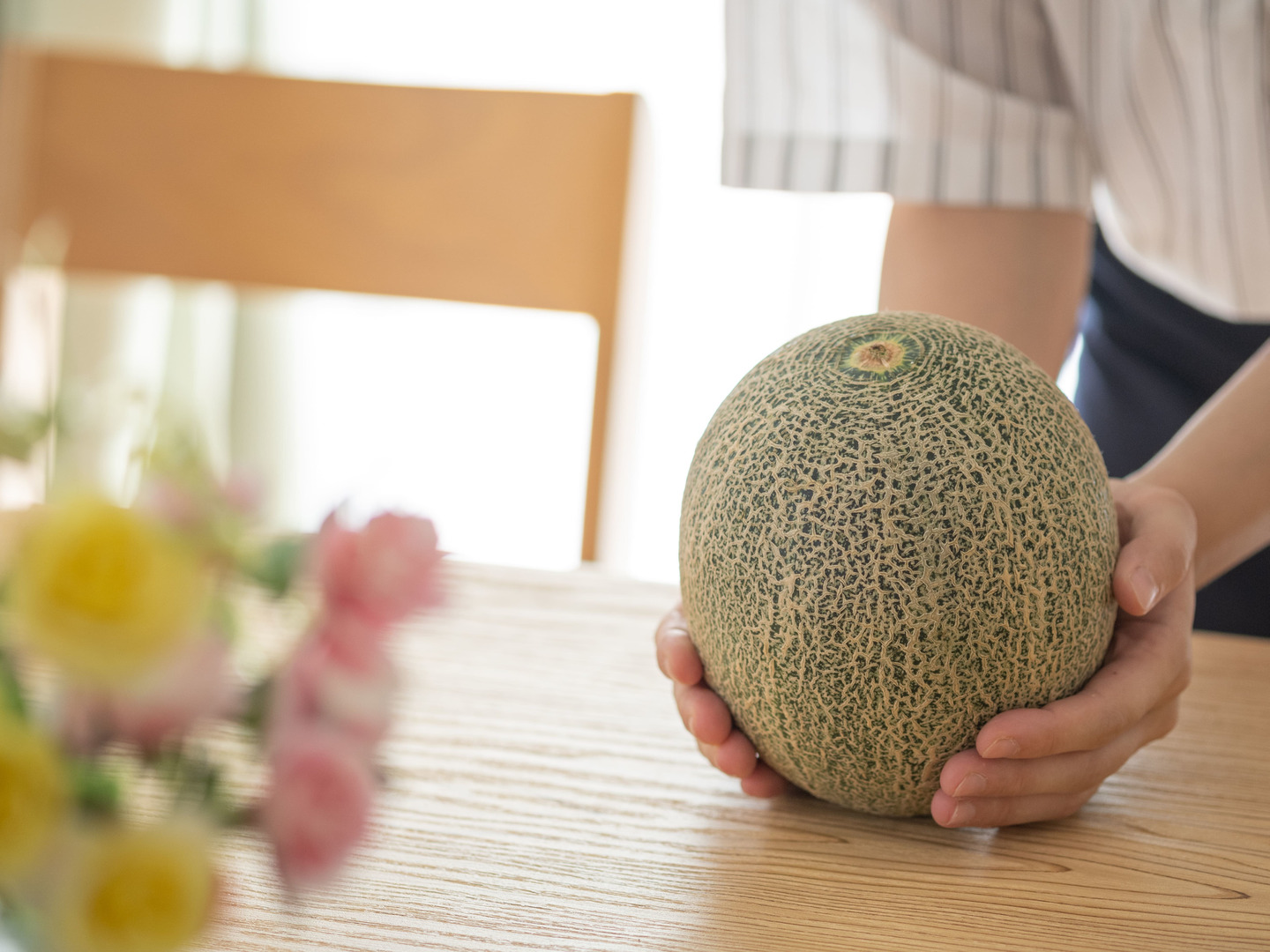 お手軽価格で贈りやすい 果汁したたる】6月の晴れやか『タカミメロン』1.3kg×2玉：愛知 野菜
