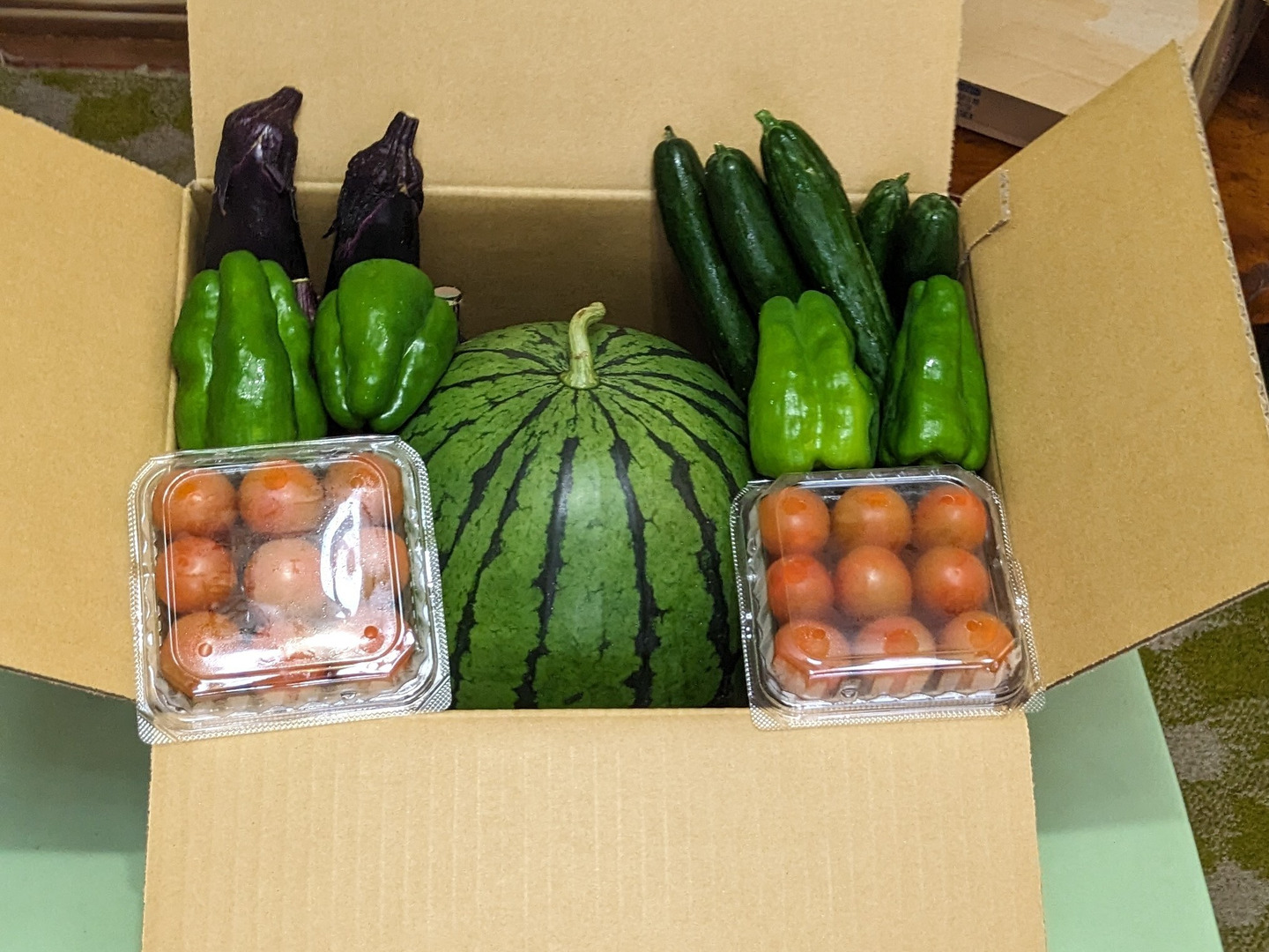 スイカ中玉＋野菜旬セット3品目を80ｻｲｽﾞ箱に詰め合せてお届けします