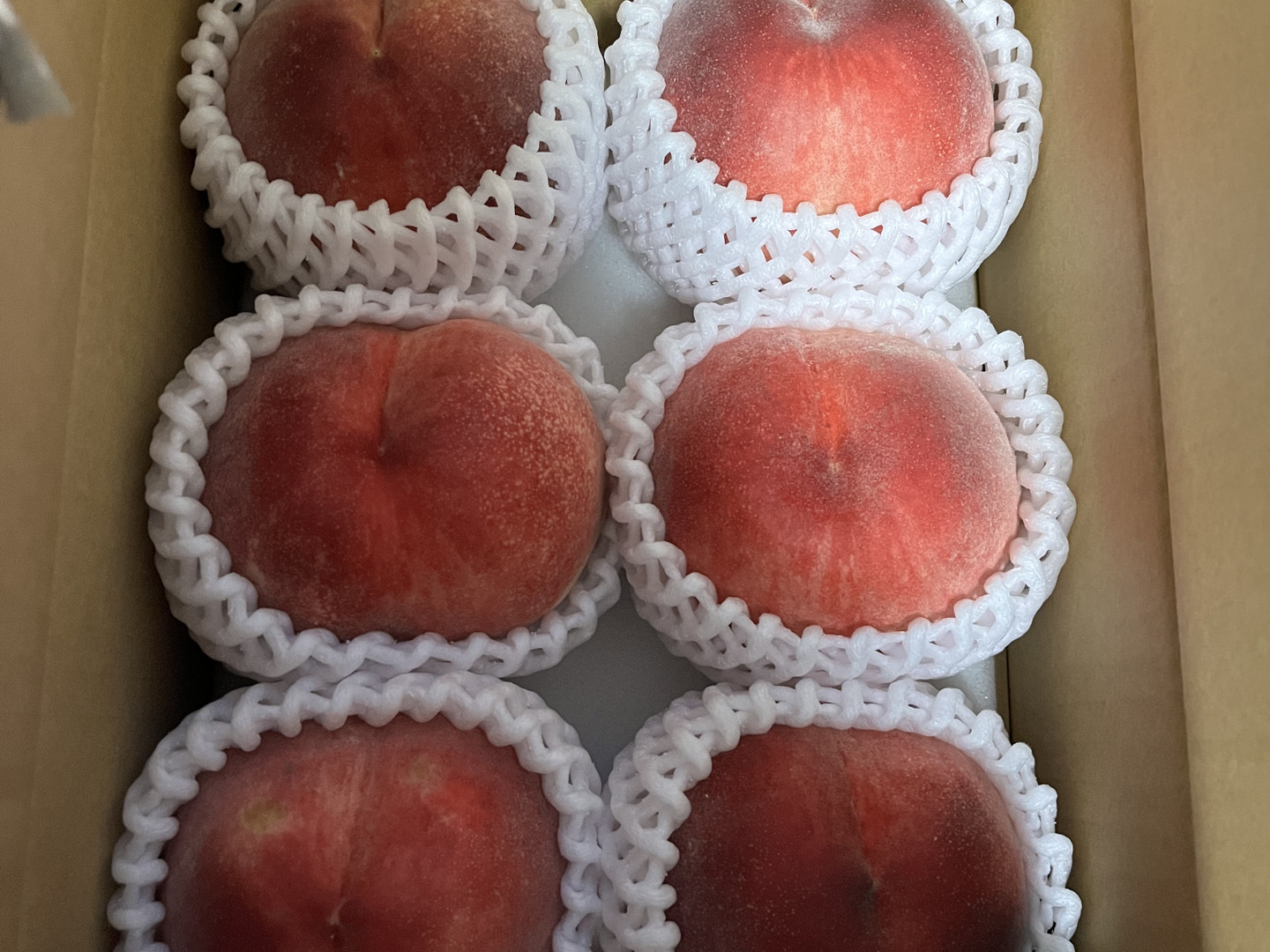 山梨の甘い桃　超特大サイズを２箱重ねて 徳島県 山梨の甘い桃 特大サイズを2キロ箱に6個詰めて発送 料金