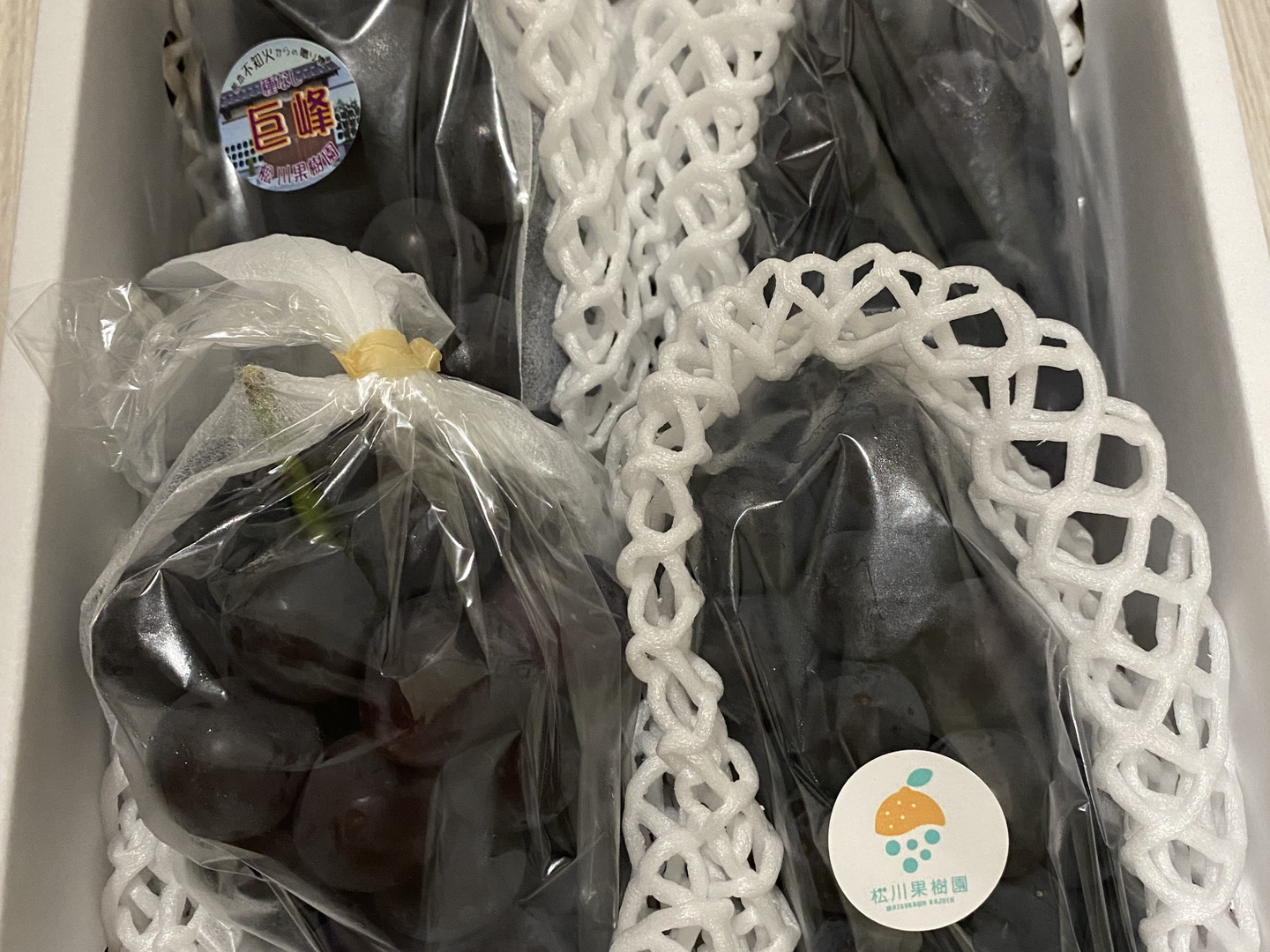 夏ギフト】7月のぶどう屋さん！朝採れ種無し巨峰1.5kg（4〜5房入り