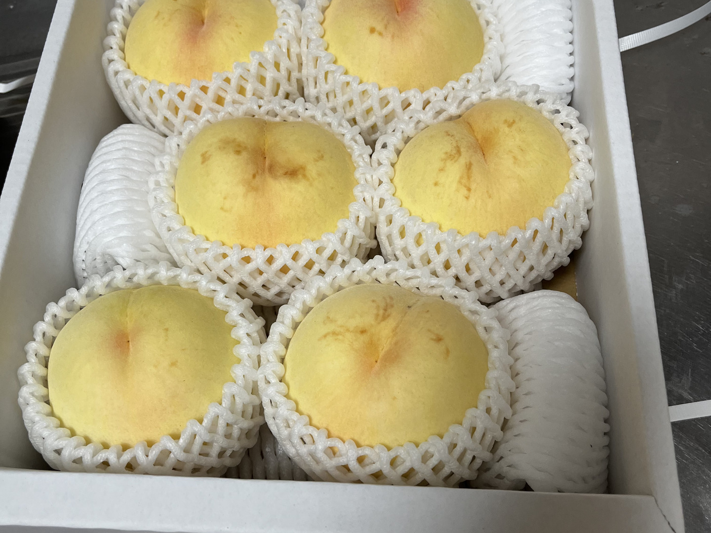 訳あり桃】清水白桃（2kg箱）：岡山県産の白桃｜食べチョク｜産地直送