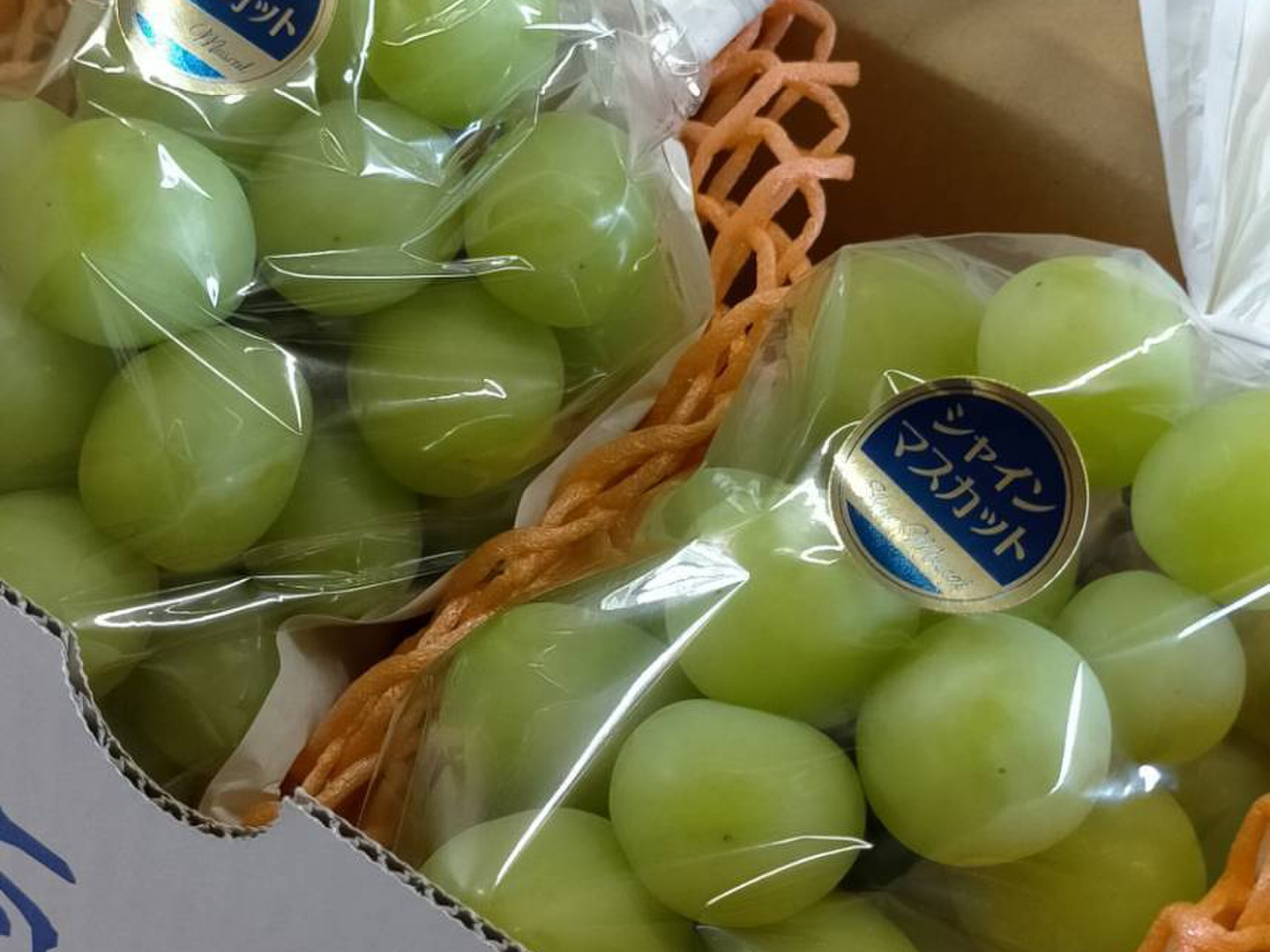 大粒特大 秀品【シャインマスカット】約２.1kg 3房入 長野県産 大きな粒が自慢！シャインマスカット(秀品)1㎏以上 (2～3房