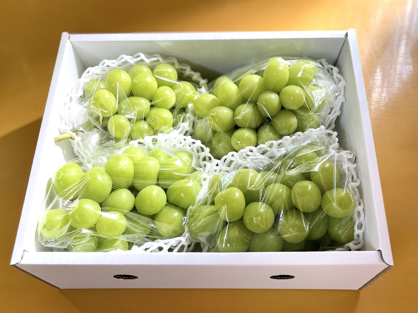 R3 山梨県産　ぶどう　シャインマスカット 2kg　朝採り産地直送 秋ギフト】朝採りシャインマスカット2kg箱 3-4房（種無し・皮