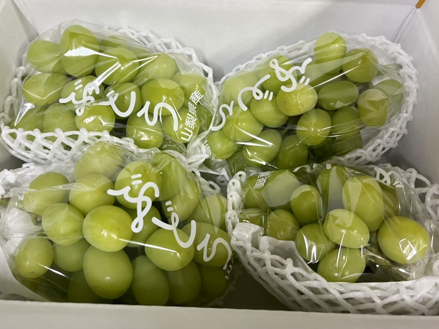 R3 山梨県産　ぶどう　シャインマスカット 2kg　朝採り産地直送 朝採り！産地直送】山梨県産のシャインマスカット 2kg（3~4房入