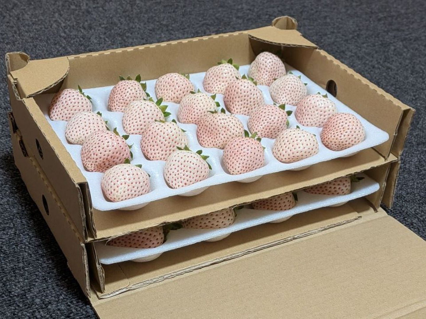希少な夏の＜白いちご＞ 300g×2P【クール便】：長野県産の天使のいちご