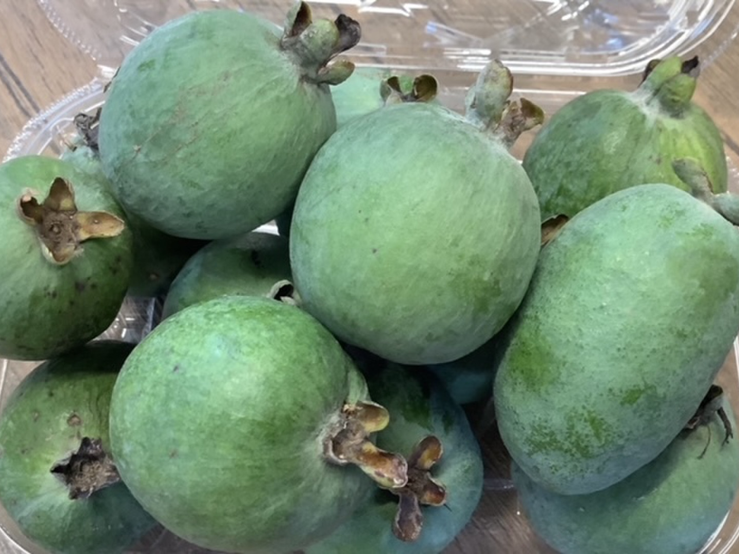 大特価市 知多半島産 フェイジョア（1Kg）Sサイズ・Mサイズ：愛知県産の 果物