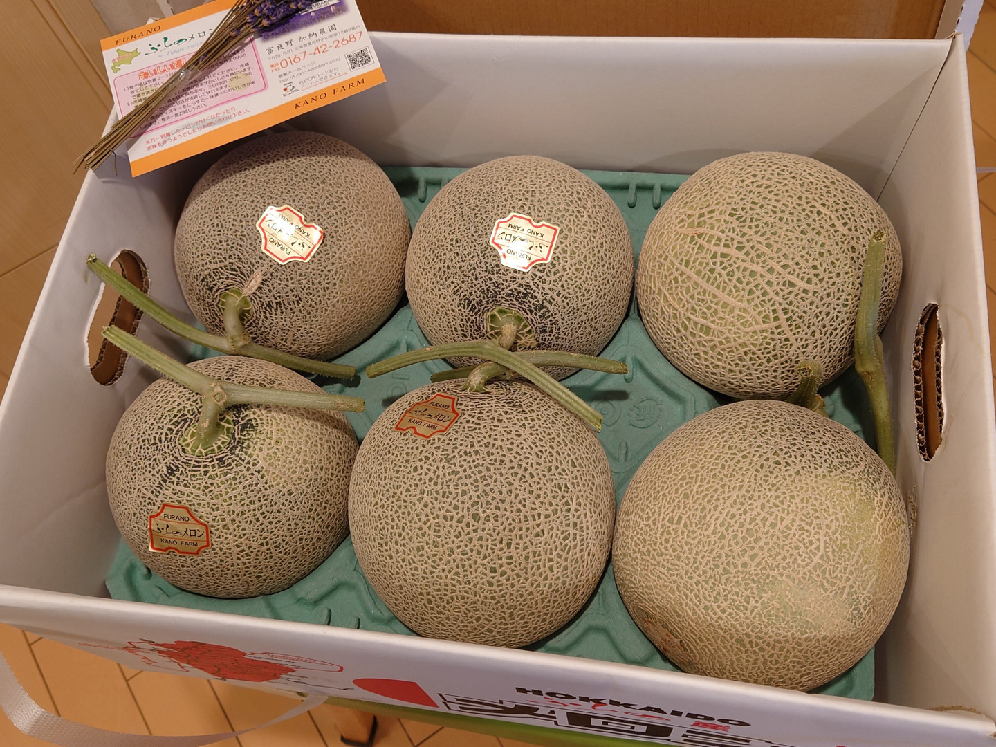 富良野産 赤肉メロン 大箱 （４～6玉）ラベンダ付 夏ギフト】【北海道富良野産】 赤肉メロン 大箱（4～6玉