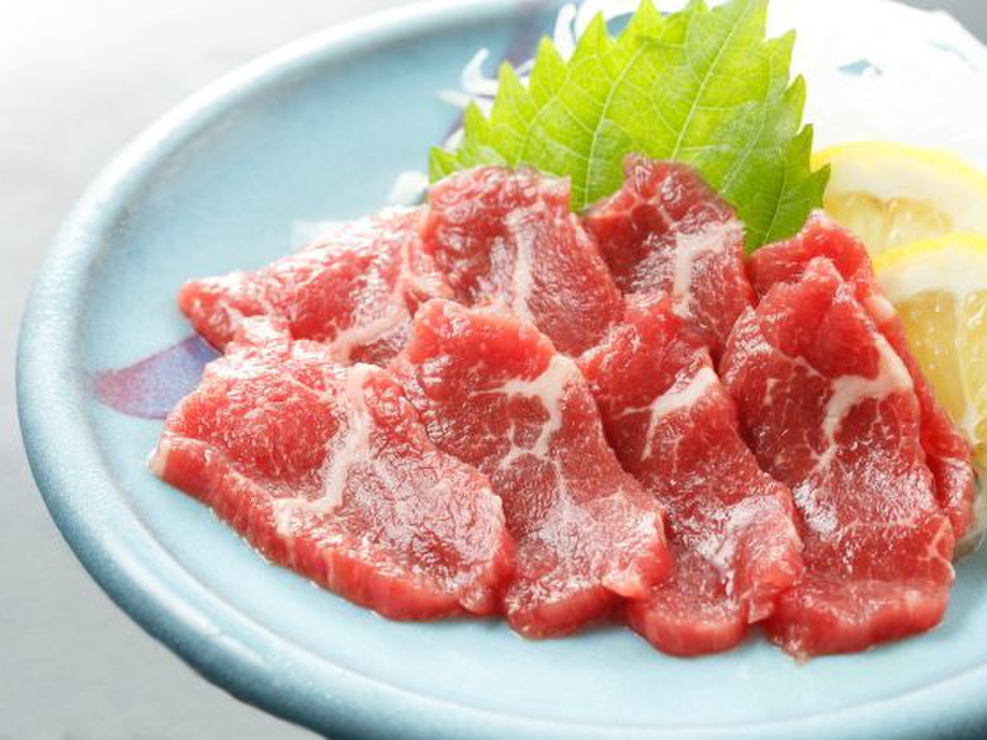 【破格値下げ】 馬刺し！！熊本県自家牧場産！！特選赤身240g＋醤油48㎖：福岡県 肉