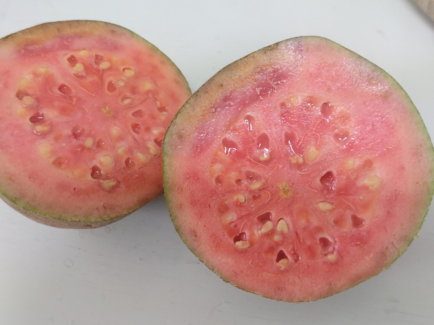 グァバ（ピンク） 1.5㎏：沖縄県産の品種おまかせ｜食べチョク｜産地