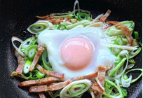 超簡単！長ねぎの目玉焼き巣ごもり風