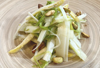 グリーンアスパラガスとミックスナッツのサラダ