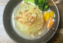 【トロトロ絶品】新玉ねぎの旨み溢れる丸ごとコンソメスープ