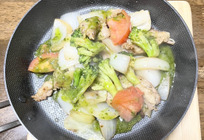 【旬を味わう！新玉ねぎと鶏セセリのバジルソース炒め】