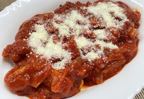 柿ふところ餅の肉巻きトマトソースがけ