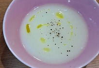 オリーブオイルと塩だけ！新玉ねぎのポタージュ