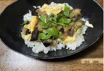 じゅわっとジューシー！玉ねぎとナスの炒り卵丼