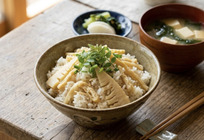 上品な初夏の香り「真竹と油揚げのタケノコご飯」