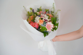 ＜母の日限定＞ バラと草花のクラッチブーケ M