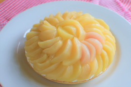 桃たっぷり冷凍タルトケーキ（5号・直径約15cm）