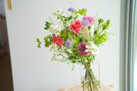 ＜母の日用＞バラと草花のクラッチブーケ