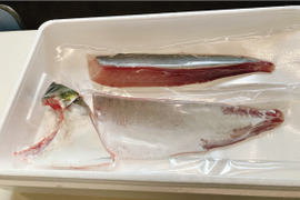 金政の黒糖ぶり半身分　皮なし柵スキンレス　カマ付き