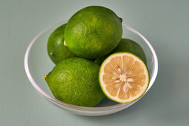箱込約2㌔　グリーンレモン　収穫後にワックス、防腐剤、防カビ剤不使用