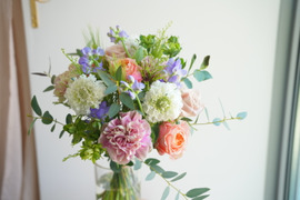 バラと草花のクラッチブーケ L