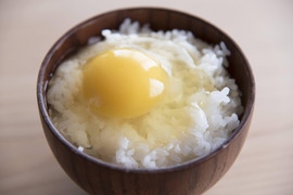 臭みが無い！【濃厚なのにさっぱり】レモン色の平飼い卵50ケ（クール便）