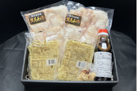 【冬ギフト】【得セット】冬は鍋で暖まろう！もつ鍋セット（４～５人前）［ 小腸300g×２P＆ちゃんぽん麺２袋＆特製スープ＆にんにくスライス＆唐辛子］鹿児島県 黒毛和牛 ホルモン ［ グルメ ］