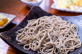 【生そば打ちたて直送】香り豊かでナッツ類のような風味と味の濃さが特長の「越沢三角そば」4人前500g