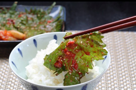 なつかしい味！ピリ辛「えごま」のうま味が、お口にしみわたる！！【えごまの葉キムチ漬け300g】