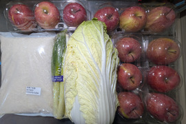 野菜(白菜、ネギ)、お米、リンゴの詰め合わせ